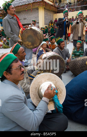 Gruppe von Musikern und Frauen tanzen während Ataro religiöses Fest in Baring Narj Tempel Sangla, Baspa Tal, Kinnaur, Indien Stockfoto