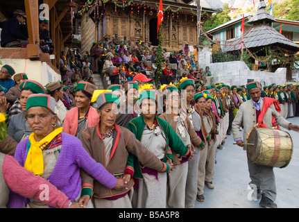 Frauen in traditioneller Kleidung Tanz in einer Reihe, Baring Narj Tempel, Sangla, Baspa Tal, Kinnaur, Himachal Pradesh, Indien Stockfoto