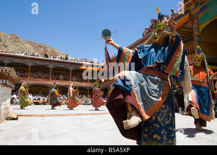 Nahaufnahme von einem Mönch in voller Tracht im Klosterhof, tanzen, Hemis Festival, Hemis, Ladakh, Indien Stockfoto