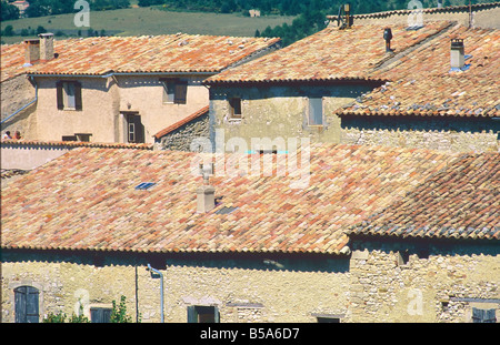 ZIEGELDÄCHER "AUREL" DORF PROVENCE FRANKREICH Stockfoto