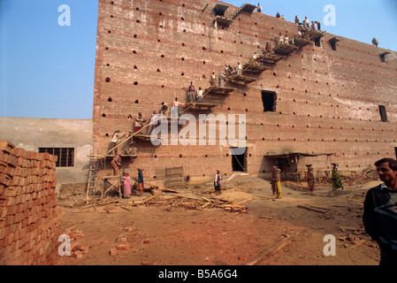 Primitive Sträflingskolonne und Gerüst in der Nähe von Bharatpur Rajasthan Staat Indien Asien Stockfoto