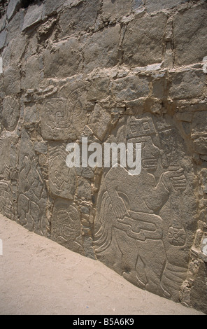 Geschnitztes Relief eines Steinkämpfers mit Trophäenköpfen hinter der vor-Chavin-Stätte von Cerro Sechín, Casma-Tal, Peru Stockfoto