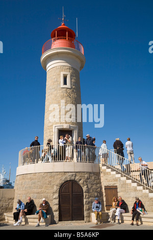 Touristen besuchen Sie den Leuchtturm von Saint-Tropez an der Côte d ' Azur / Provence / Südfrankreich Stockfoto