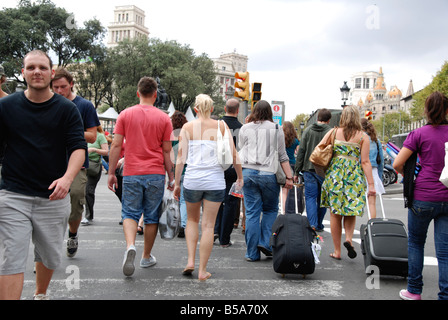 Menschen, die mit einem Fußgängerüberweg überqueren einer Straße in barcelona Stockfoto