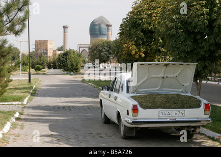 Alte russische Auto Volga vor Guri Amir Mausoleum, Samarkand, Usbekistan, Zentralasien Stockfoto