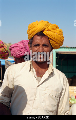 Mann mit Turban am Viehmarkt in der Nähe von Dechhu nördlich von Jodhpur Rajasthan Staat Indien Asien Stockfoto