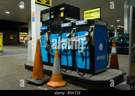 Beschädigte und kaput Benzin und Diesel Pumpe an Tankstelle auf der Autobahn M40. (42) Stockfoto