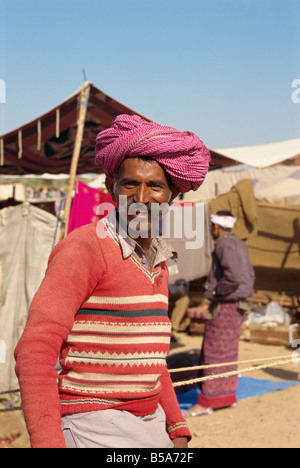 Mann mit Turban am Viehmarkt in der Nähe von Dechhu nördlich von Jodhpur Rajasthan Staat Indien Asien Stockfoto