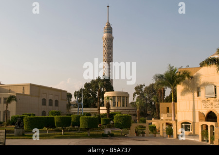 Blick auf den Cairo Tower und den Palast der Künste im Cairo Opera House Gelände im Zamalek-Viertel auf der Nil-Insel Gezira Kairo Ägypten Stockfoto