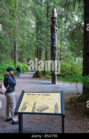 Informationelle Ausstellung lehrt über Totempfähle im National Historical Park in Sitka, Alaska Stockfoto