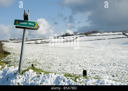 Ulster Wege Schild mit Schnee auf den Feldern im Hintergrund Stockfoto