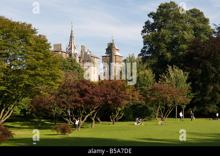 Cardiff Castle von Bute Park Cardiff Wales Großbritannien Stockfoto