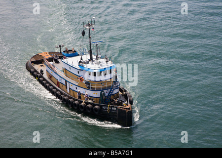 Schlepper Boot Ansätze Kreuzfahrtschiff Elliot Bay zu Brennstoff Kahn zu schleppen. Stockfoto