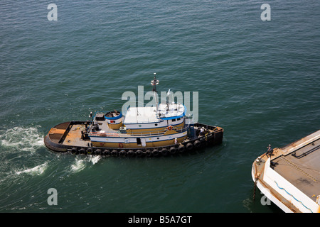 Schlepper Boot Ansätze Kreuzfahrtschiff Elliot Bay zu Brennstoff Kahn zu schleppen. Stockfoto