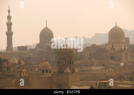 Dichtes Raster von Grab und islamisches Mausoleum Strukturen in der Stadt der Toten oder Kairo Nekropole, wo einige Leute im Südosten von Kairo, Ägypten leben. Stockfoto