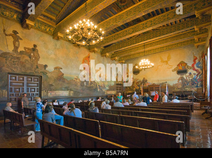 Touristen auf der Suche an Wandmalereien Wandbild Zimmer im County Courthouse in Santa Barbara, Kalifornien USA Stockfoto