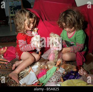 Zwei kleine Mädchen spielen Barbie-Puppen Stockfoto