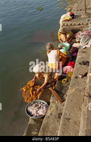 Ghats zum Baden und Waschen der Kleidung Udaipur Rajasthan Staat Indien Asien Stockfoto