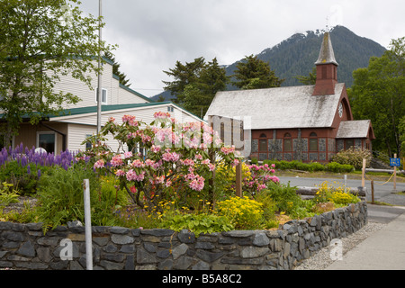 Blumengarten außerhalb St. Gregory katholische Kirche in Sitka, Alaska Stockfoto