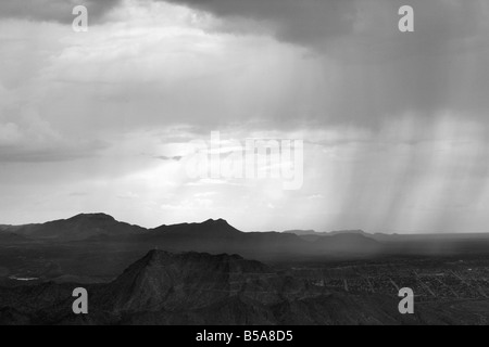 Luftaufnahme über Regenschauer über Ciudad Juarez Mexiko an der Grenze zu Texas Stockfoto