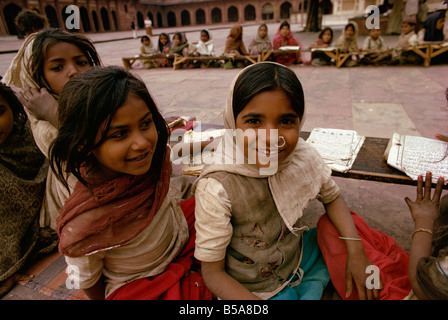 Mädchen am Freitag Schule in Moschee von Fatehpur Sikri Uttar Pradesh Staat Indien Asien Stockfoto