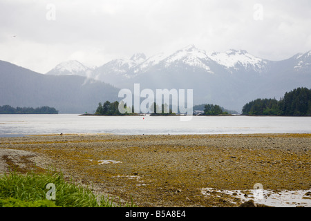 Private Insel zu Hause zwischen Schnee bedeckt Berge und der östlichen Ärmelkanal-Küste in Sitka, Alaska Stockfoto