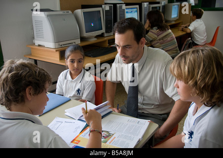 Kleine interaktive Studiengruppe der Grundschule Schüler mit Lehrer im Fremdsprachenunterricht Lektion test Stockfoto