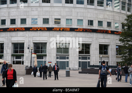 Fallende Aktienkurse in Canary Wharf London angezeigt Stockfoto