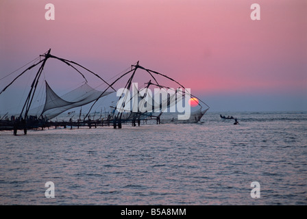 Chinesische Fischernetze bei Sonnenuntergang, Fort Cochin, Kerala Zustand, Indien Stockfoto