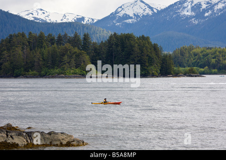 Kajakfahrer geht vor Schnee bedeckt Berge im östlichen Ärmelkanal der Inside Passage in Sitka, Alaska Stockfoto