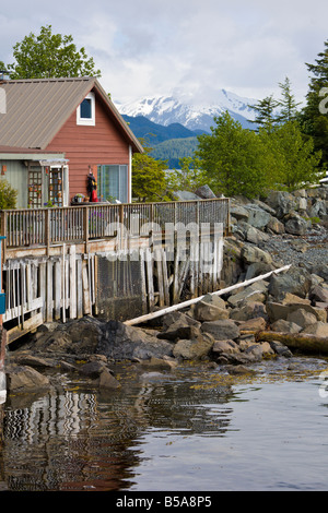 Coastal Holzrahmen Haus am östlichen Ärmelkanal mit Blick auf Schnee bedeckt Berge in Sitka, Alaska Stockfoto