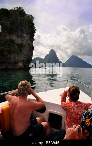 EIN TOURIST AUF EINE BOOTSFAHRT IN DER NÄHE VON SOUFRIÈRE ST LUCIA FOTOGRAFIERT DIE ANSICHT MIT DEN BERGEN PETIT LINKS UND GROS PITON AUF DEN HORIZO Stockfoto