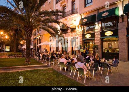 Menschen sitzen vor einer belebten Bar auf der Plaza De La Reina in El Carmen Stadt der Altstadt von Valencia, Spanien Stockfoto