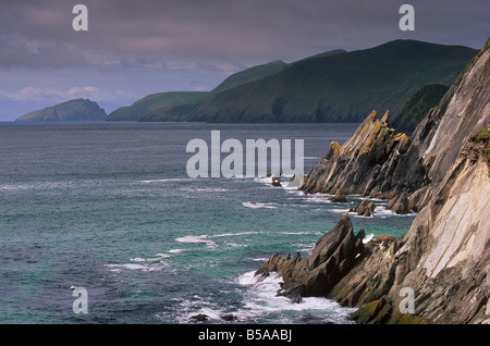 Felsige Küste des Slea Head und Blasket Inseln in der Ferne, Halbinsel Dingle, County Kerry, Munster, Irland Stockfoto