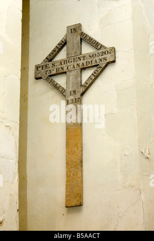 hölzerne Kreuze aus alten Gräbern der ersten Weltkrieg an der Wand innen St Marys Pfarrkirche in Cavendish, Suffolk, UK Stockfoto