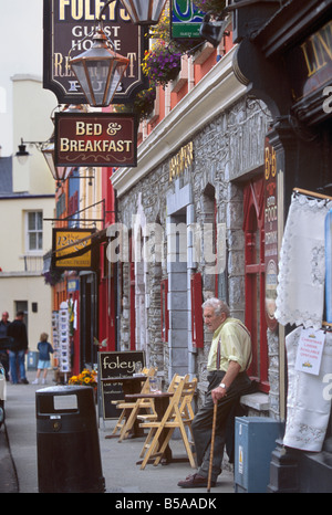 Alter Mann in einer Straße von Kenmare, Kenmare, County Kerry, Munster, Irland, Europa Stockfoto