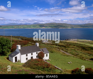 Haus, Nord-Küste des Mizen-Halbinsel, Dunmanus Bay und Hügeln der Schafskopf hinter, County Cork, Munster, Irland Stockfoto