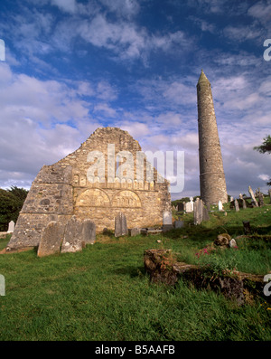 St. Declan Roman Cathedral und runder Turm 30 m hoch, Ardmore, Grafschaft Waterford, Munster, Irland Stockfoto