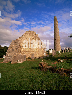 St. Declan Kathedrale und Rundturm, 30m hoch, Ardmore, Grafschaft Waterford, Münster, Republik Irland (Eire), Europa Stockfoto