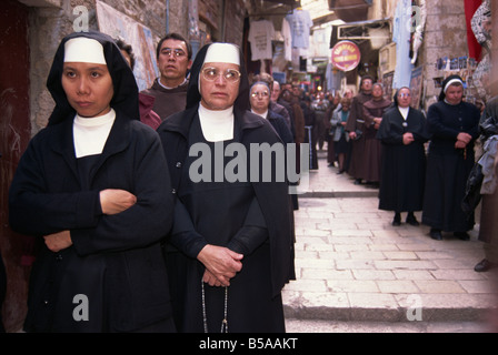 Mönche und Nonnen in einer franziskanischen Prozession entlang der Via Dolorosa in der alten Stadt von Jerusalem, Israel Stockfoto