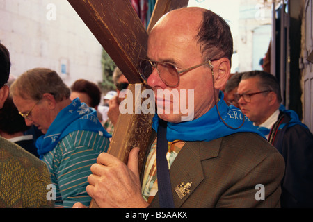 Mann mit Kreuz in einer Prozession auf der Via Dolorosa, Jerusalem, Israel, Nahost Stockfoto