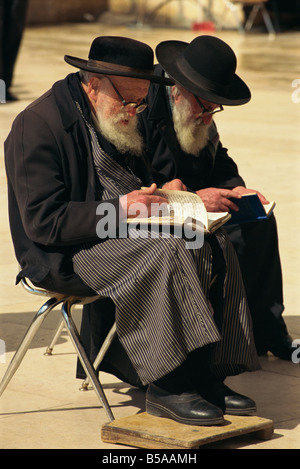 Zwei alte orthodoxe Juden sitzen beten an der West- oder Klagemauer in der alten Stadt von Jerusalem, Israel, Nahost Stockfoto