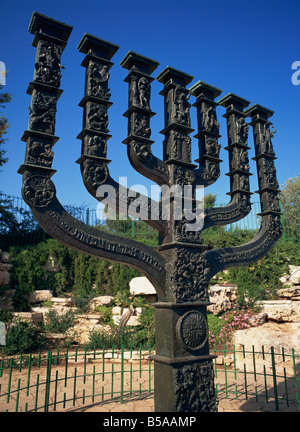 Skulptur des Menorah in der Nähe von der Knesset in Jerusalem, Israel, Nahost Stockfoto