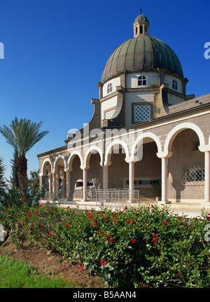 Roter Hibiskus vor der Kirche auf dem Berg der Seligpreisungen, über den See Genezareth, Israel, Nahost Stockfoto