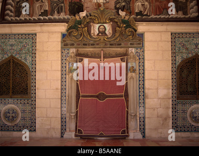 Nahaufnahme der Eingangstür bedeckt mit einer Decke in der armenischen Kirche des Hl. Jakob in der alten Stadt, Jerusalem, Israel Stockfoto