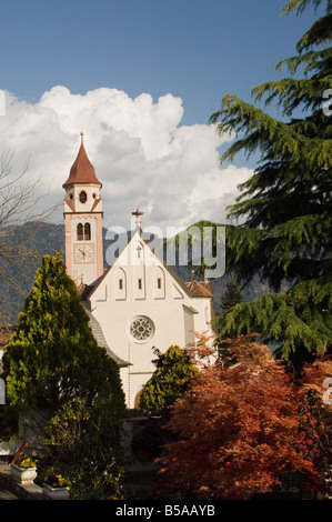 Frühling Farben, Kirche des Hl. Johannes des Täufers, Dorf Tirol, Sud Tirol, Italien, Europa Stockfoto