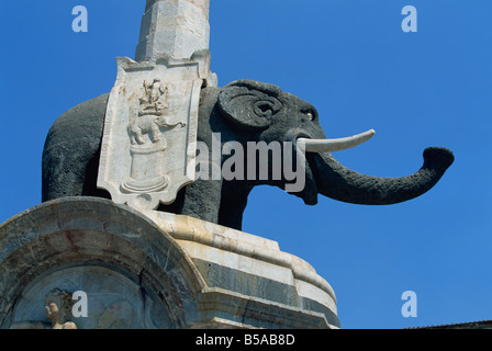 Einen Brunnen aus dem 18. Jahrhundert mit Lava Elefant und ägyptischen Obelisken, Piazza del Duomo, Catania, Sizilien, Italien, Europa Stockfoto