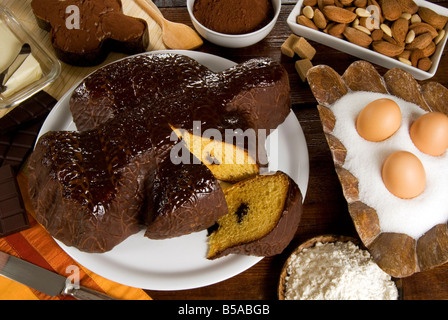 Colomba mit Schokolade (italienischer Osterkuchen), Italien, Europa Stockfoto