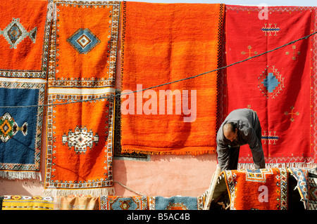 Kelims zum Verkauf in der Teppich-Souk, Marrakesch, Marokko, Nordafrika, Afrika Stockfoto