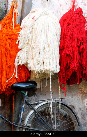 Knäuel Wolle in die Färber Souk, Marrakesch, Marokko, Nordafrika, Afrika Stockfoto